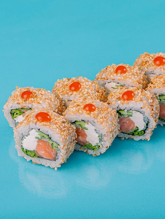 Ролл копченный лосось в кунжуте