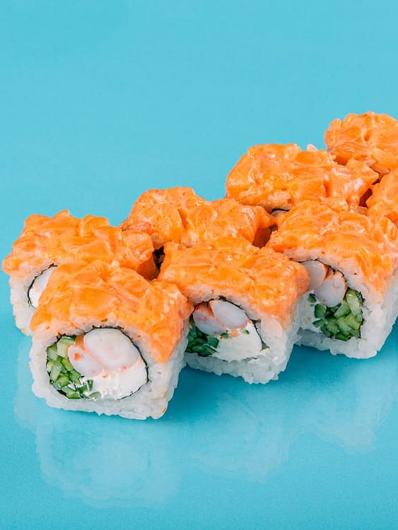 Острый ролл лосось с креветками